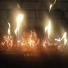 A chaminé de gás surpreendente registra brasas radiantes da cama do fogo